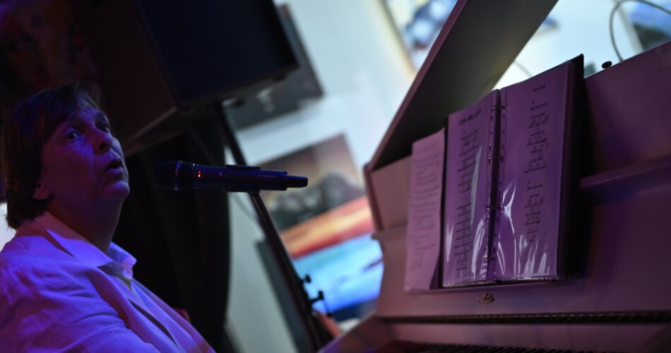 Blick auf Valerian beim Klavier spielen in Valerians Kleinkunst-Varieté | © Philipp Gülland