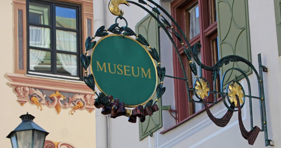 Blick auf das Museumsschild des Museum Werdenfels in der historischen Ludwigstraße Garmisch-Partenkirchen | © GaPa Tourismus GmbH/ Martin Gulbe