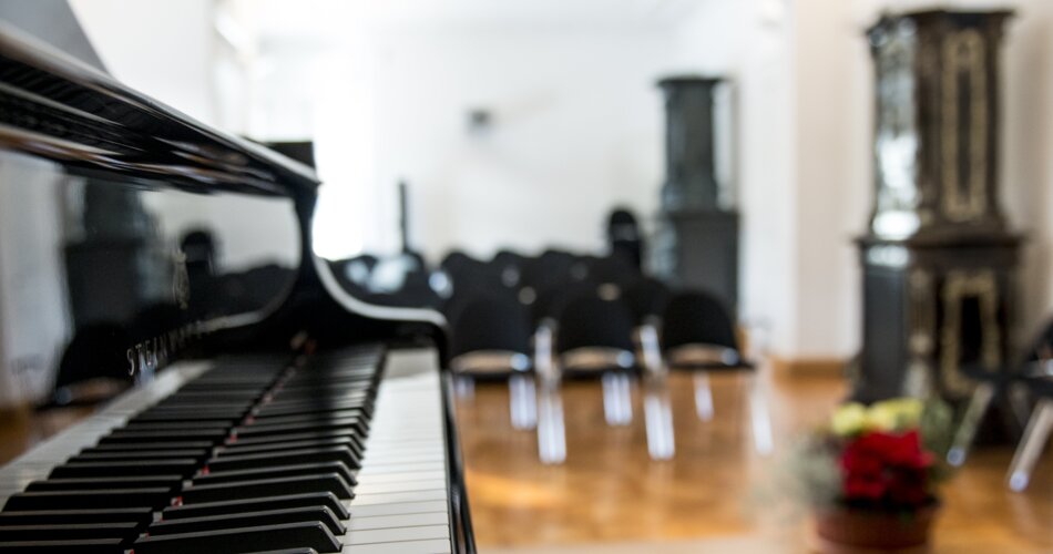 Blick auf einen Flügel im Konzertsaal des Richard Strauss Instituts in Garmisch-Partenkirchen | © Kirsten Luna Sonnemann