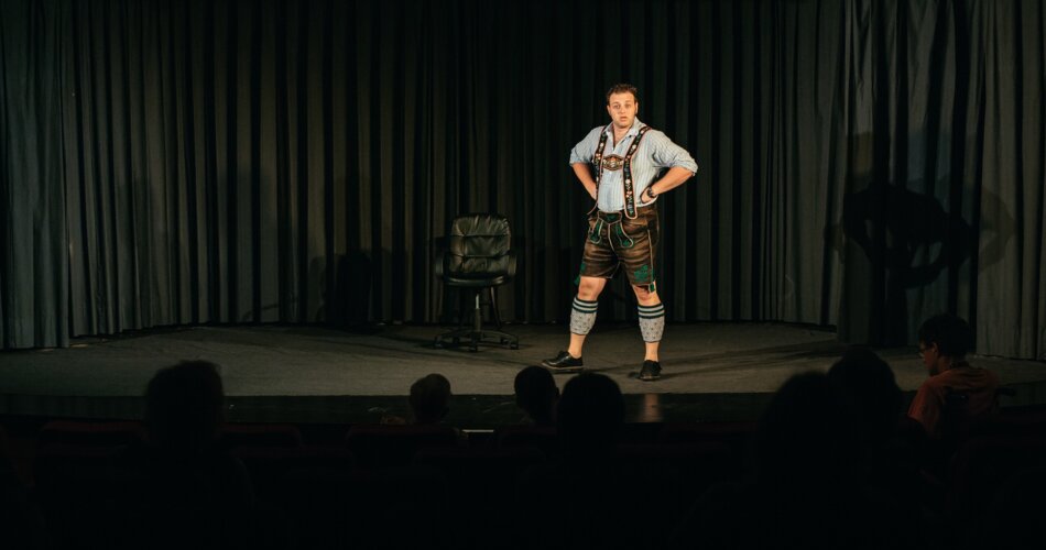 Blick auf die Bühne des kleinen Theaters in Garmisch-Partenkirchen | © BOTA/ Ian Ehm