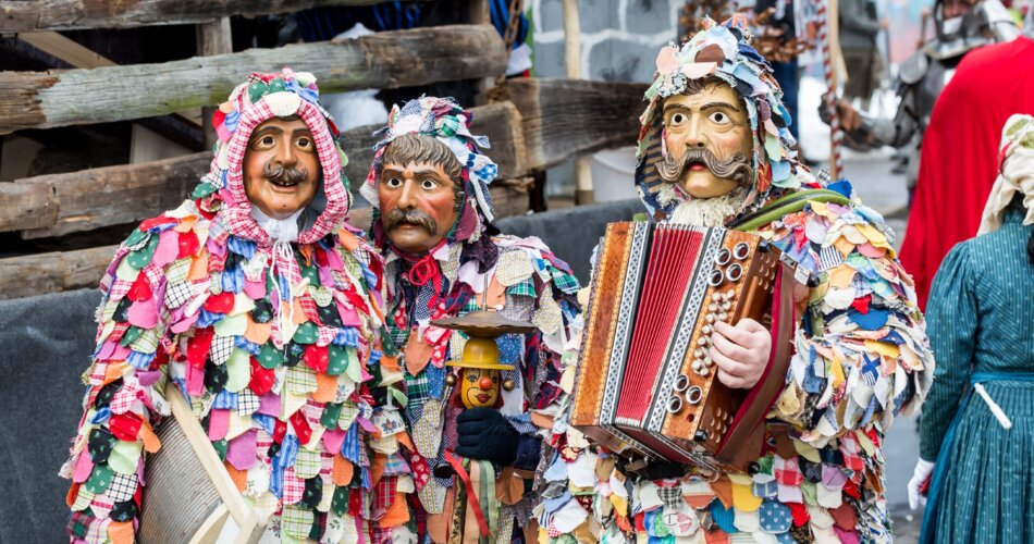 Blick auf traditonelle Maschkera bei einem Faschingsumzug | © Ferdinand Brunnenmeyer