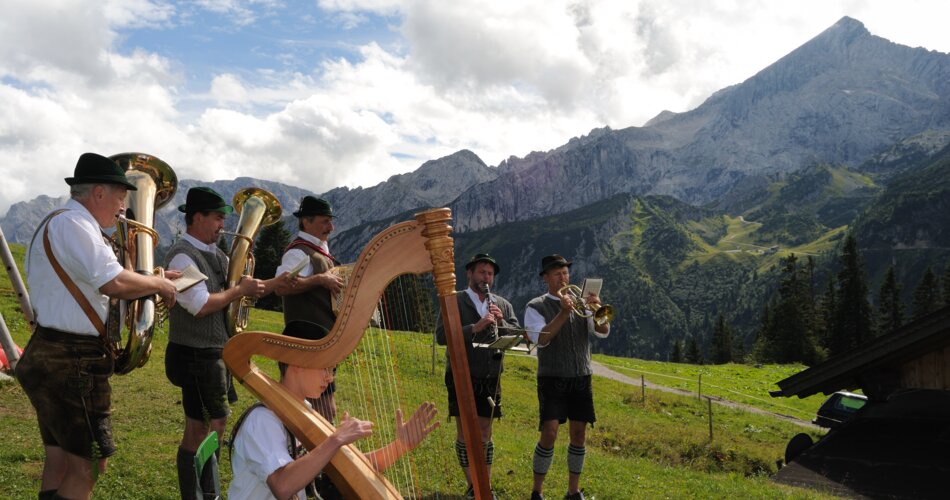 Blick auf Trachtler beim Almsingen an der Kreuzalm Garmisch-Partenkirchen | © Markt Garmisch-Partenkirchen/Ferdinand Brunnenmayer