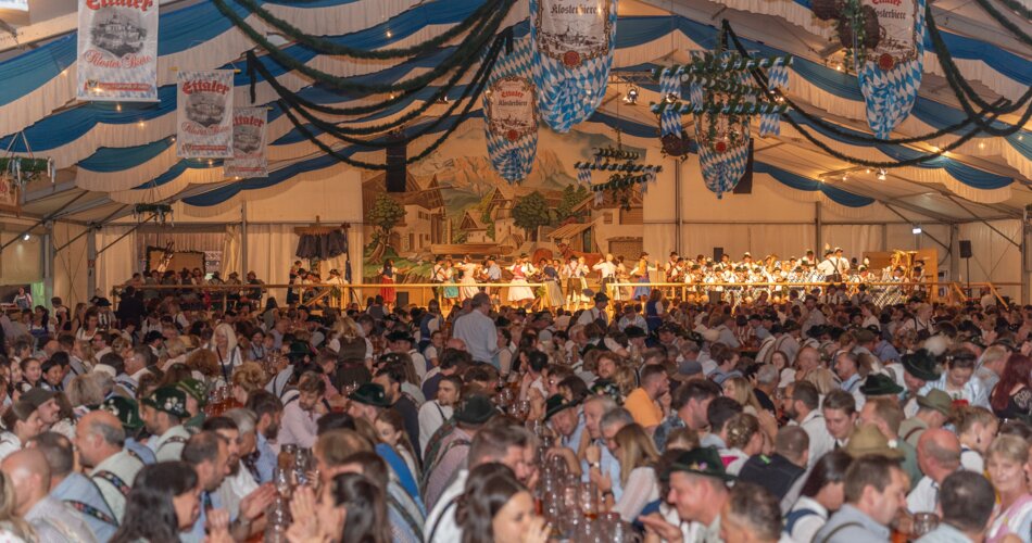 Blick in das Festzelt bei der Festwoche Partenkirchen | © Rosina Maria Karg