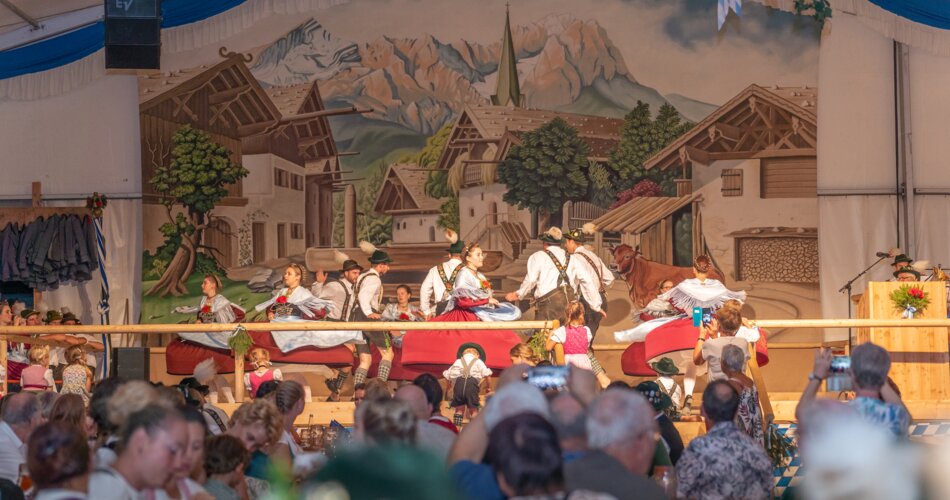 Blick auf einen traditionellen bayerischen Tanz bei der Festwoche Partenkirchen | © Rosina Maria Karg
