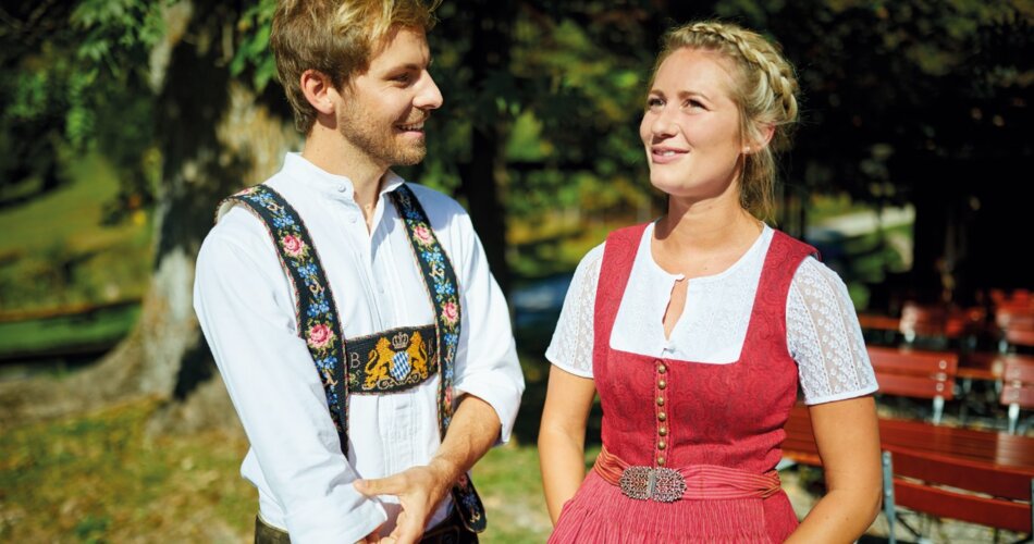 Blick auf ein Paar in bayerischer Tracht | © GaPa Tourismus GmbH/Christian Stadler