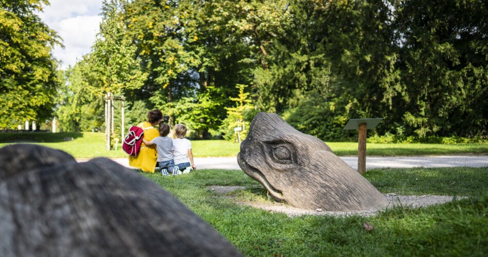 Blick auf Familie bei der Schildkröte im Michael Ende Kurpark | © Dietmar Denger
